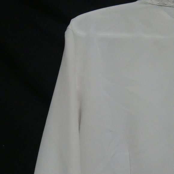 SUSAN HUTTON | size 12 | Elegant White Blouse with Embroidered Detailing - Picture 11 of 16